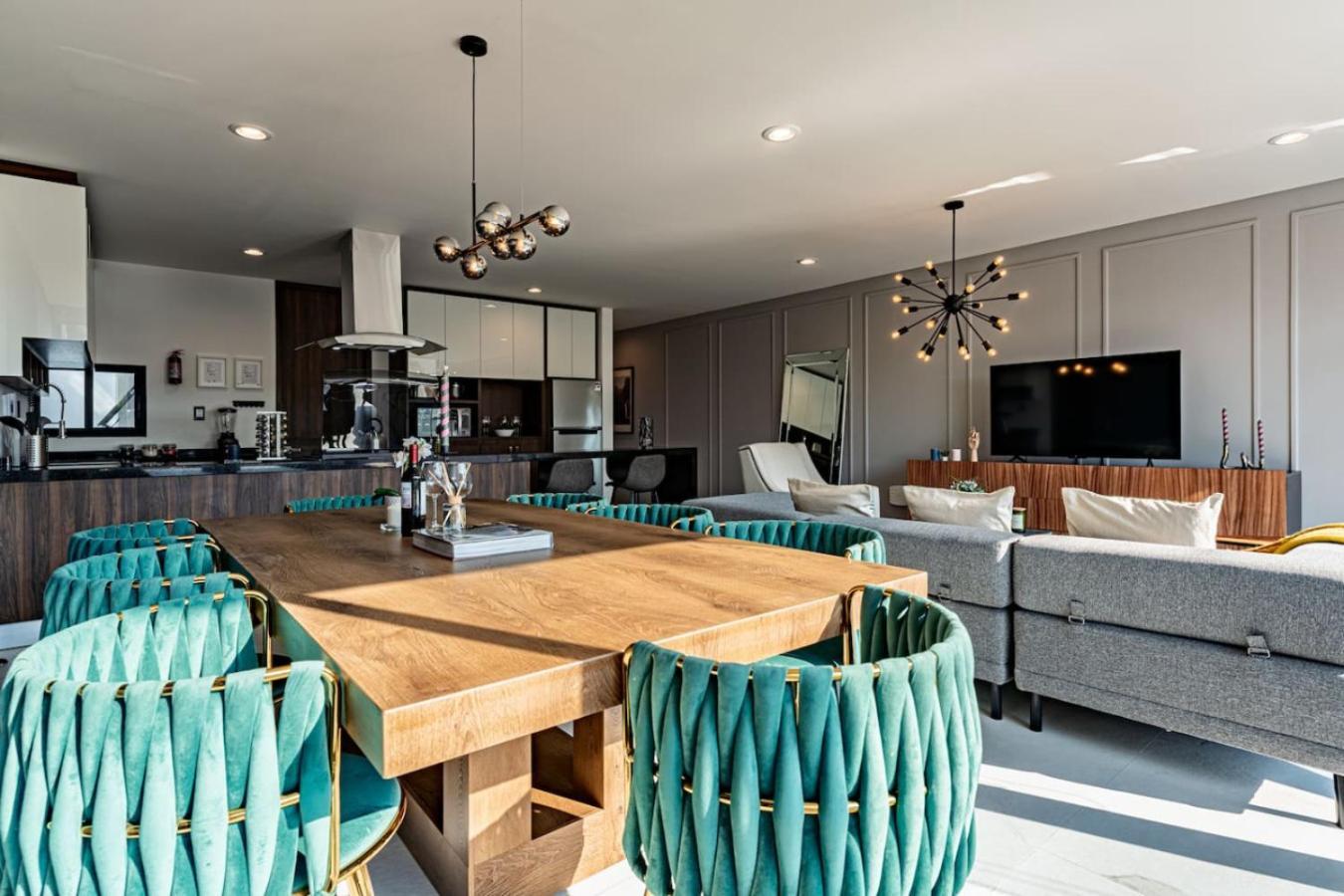 Stylish Urban Retreat With Balcony And Coworking Space Mexico City