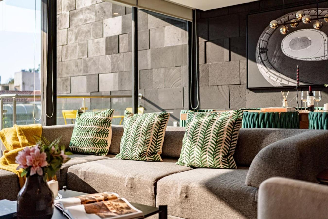 Stylish Urban Retreat With Balcony And Coworking Space Apartment