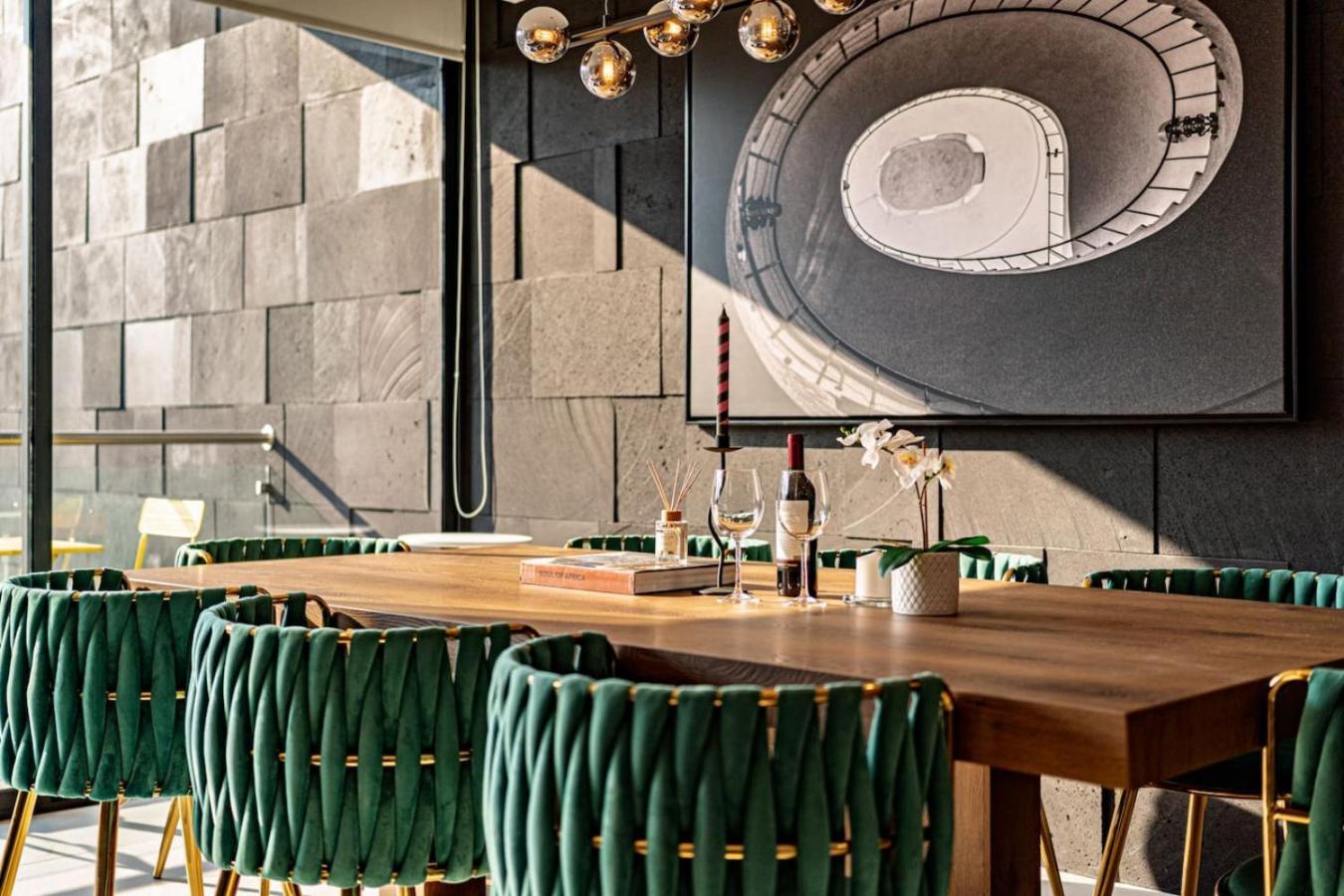 Stylish Urban Retreat With Balcony And Coworking Space Mexico City